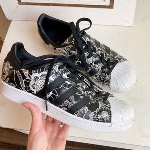 Limited Edition Adidas Superstar La marque aux 3 bandes black floral sneakers